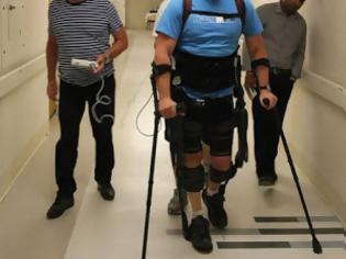 Φωτογραφία για Παράλυτος άνδρας μπόρεσε να περπατήσει με ρομποτικό εξωσκελετό [photos]