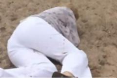 Μια αστεία πρόταση γάμου - Η πεθερά τρώει τούμπα και κλέβει την παράσταση [video]