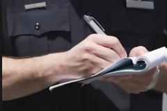 Εκρηκτική νεαρή τάζει σε αστυνομικούς τρίο για να μην της κόψουν κλήση [photo]