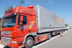 Έσκισαν τον μουσαμά της νταλίκας και αντίκρισαν αυτήν την τρομακτική εικόνα [photo]