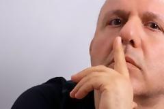 Ο Μουρατίδης κλείνει σπίτια: 