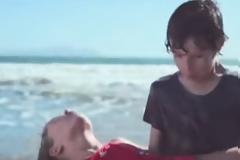 Νεαρός έβγαλε κοπέλα που πνιγόταν από τη θάλασσα, αλλά δευτερόλεπτα αργότερα… [Video]