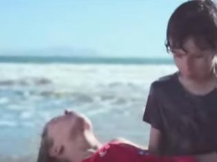 Φωτογραφία για Νεαρός έβγαλε κοπέλα που πνιγόταν από τη θάλασσα, αλλά δευτερόλεπτα αργότερα… [Video]