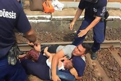 Θλιβερές εικόνες: Πρόσφυγες παλεύουν για την ελευθερία τους...