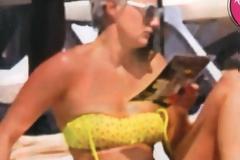 Η οικογένεια Καραμανλή όπως δεν την έχετε ξαναδεί - Ο ηλιοκαμένος πρώην Πρωθυπουργός και το εντυπωσιακό μπικίνι της Νατάσσας Παζαϊτη