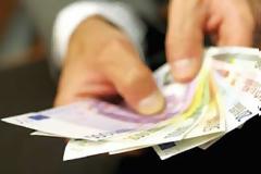 Προσφέρει 5.000 ευρώ στον εργοδότη που θα προσλάβει τον άνεργο γιο του