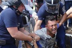 Ωμή βία από την αστυνομία στην Ουγγαρία - Μια εικόνα που συγκλονίζει