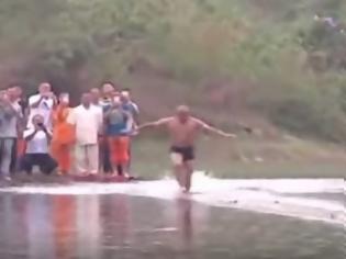 Φωτογραφία για Ο μοναχός Σαολίν που τρέχει πάνω στην επιφάνεια της λίμνης - Κατάφερε να διασχίσει 125 μέτρα και ξεπέρασε προηγούμενο προσωπικό ρεκόρ… [video]