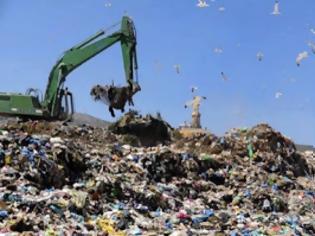 Φωτογραφία για Ξεθάβουν σκουπίδια για να πάρουν χρήσιμα υλικά