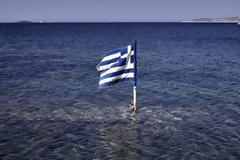 Guardian: Η Ελλάδα βιώνει μια διπλή κρίση - Η μεγαλύτερη εν καιρώ ειρήνης