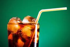 Τι πραγματικά συμβαίνει στο σώμα μας κάθε φορά που πίνουμε αναψυκτικό