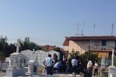 Αναίσθητος στον τάφο του παιδιού του