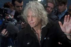 Ο Ιρλανδός τραγουδιστής Μπομπ Γκέλντροφ προσφέρεται να φιλοξενήσει πρόσφυγες