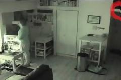 Άκουγε περίεργους θορύβους στη κουζίνα - Δεν πίστευε με τίποτα στο θέαμα που αντίκρισαν τα ματάκια του... [video]