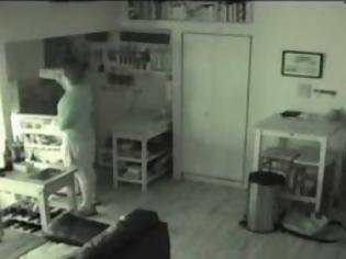 Φωτογραφία για Άκουγε περίεργους θορύβους στη κουζίνα - Δεν πίστευε με τίποτα στο θέαμα που αντίκρισαν τα ματάκια του... [video]