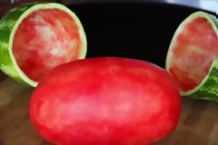 Καθαρίζει το καρπούζι με αυτόν τον τρόπο και ξεγελά τους πάντες στο πάρτι...[video]