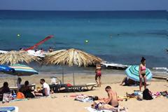 Μένουν λίγο και φεύγουν οι τουρίστες - Μείωση εσόδων...