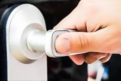 Έξυπνο χερούλι πόρτας λειτουργεί με δακτυλικά αποτυπώματα