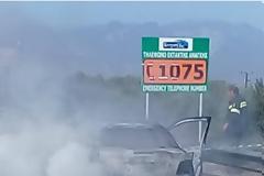 Στις φλόγες αυτοκίνητο στα διόδια της Αγίας Τριάδας [photos]