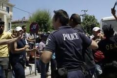 Συνελήφθησαν 2 άτομα στη Μυτιλήνη, που επιτέθηκαν με αυτοσχέδιες βόμβες «μολότοφ»