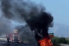 Στη μέση της εθνικής οδού Αθηνών - Λαμίας: Αυτοκίνητο τυλίχθηκε στις φλόγες