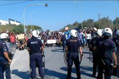 Μυτιλήνη: MAT χτύπησε φωτορεπόρτερ - Φωτογράφιζε γυναίκα που αιμορραγούσε