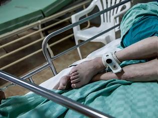 Φωτογραφία για Απαράδεκτες συνθήκες νοσηλείας στο Δαφνί - 20χρονος δεμένος με ιμάντες στο κρεβάτι εδώ και 14 μήνες