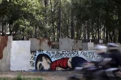 Το άψυχο σώμα του 3χρονου Αϊλάν σε γκράφιτι στη Βραζιλία