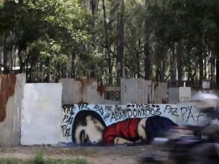 Φωτογραφία για Το άψυχο σώμα του 3χρονου Αϊλάν σε γκράφιτι στη Βραζιλία