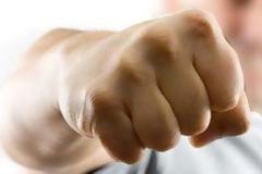 Δείτε γιατί δειρε τον προϊστάμενο για την...ουρά στην υπηρεσία