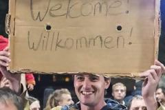 Γιατί η Γερμανία καλοδέχεται τόσες χιλιάδες μετανάστες και πρόσφυγες;