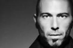 Ο Βαλάντης κάνει τατουάζ στο κεφάλι του live on camera [photos]