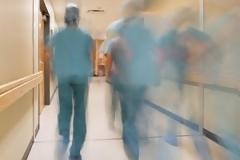 Μύκονος: Μάχη για τη ζωή του δίνει 31χρονος μετά από ξυλοδαρμό σε beach bar