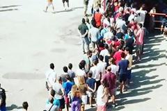 Ουρές στο Καραϊσκάκη για ένα… μαγικό χαρτάκι