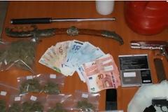 Στη «φάκα» διακινητής ναρκωτικών – Είχε στην κατοχή του σπαθιά και όπλα