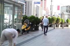 Κοινωνικό πείραμα: Πως αντιδρούν οι περαστικοί αν σου πέσει το πορτοφόλι στο δρόμο; [video]