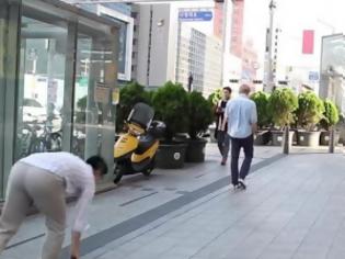 Φωτογραφία για Κοινωνικό πείραμα: Πως αντιδρούν οι περαστικοί αν σου πέσει το πορτοφόλι στο δρόμο; [video]