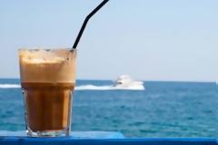 Πως έγινε η τυχαία ανακάλυψη του φραπέ στην ΔΕΘ το 1957;