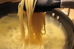 Γιατί είναι καλό να κρατάτε το νερό από τα βρασμένα μακαρόνια;