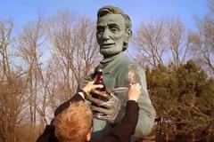 Ποζάροντας με αγάλματα... [photos]