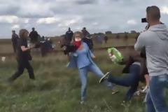 Σάλος με το βίντεο όπου ένας οπερατέρ βάζει τρικλοποδιά σε πρόσφυγα [video]