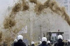 Το απίστευτο μηχάνημα που κατέβασαν οι αγρότες στις Βρυξέλλες - «Εφτυνε» άχυρα στους αστυνομικούς