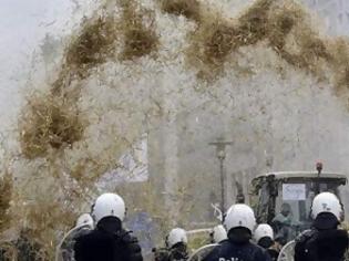 Φωτογραφία για Το απίστευτο μηχάνημα που κατέβασαν οι αγρότες στις Βρυξέλλες - «Εφτυνε» άχυρα στους αστυνομικούς