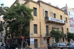 Kάτι περίεργο συμβαίνει στο κέντρο του Πειραιά...