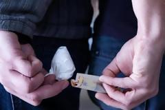 Διακινούσε ναρκωτικά από το ψιλικατζίδικό του