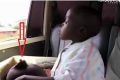 Κρίμα από το Θεό: Στην αρχή μας φάνηκε ένα φυσιολογικό αγοράκι, αλλά μόλις ανοίξαμε την εικόνα σοκαριστήκαμε…