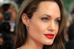 Η Τζολί σε selfie αμακιγιάριστη στέλνει μήνυμα