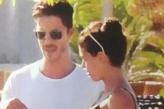 ΑΥΤΗ είναι η μελαχρινή συνοδός του Οικονομόπουλου [photo]