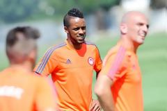 ΜΕ ΔΙΕΘΝΕΙΣ ΑΛΛΑ... ΚΑΙ ΠΑΛΙ ΧΩΡΙΣ ΜΠΟΥΧΑΛΑΚΗ