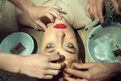 4 θεραπείες πρόσωπου που μπορείτε να κάνετε μόνες σας στο σπίτι